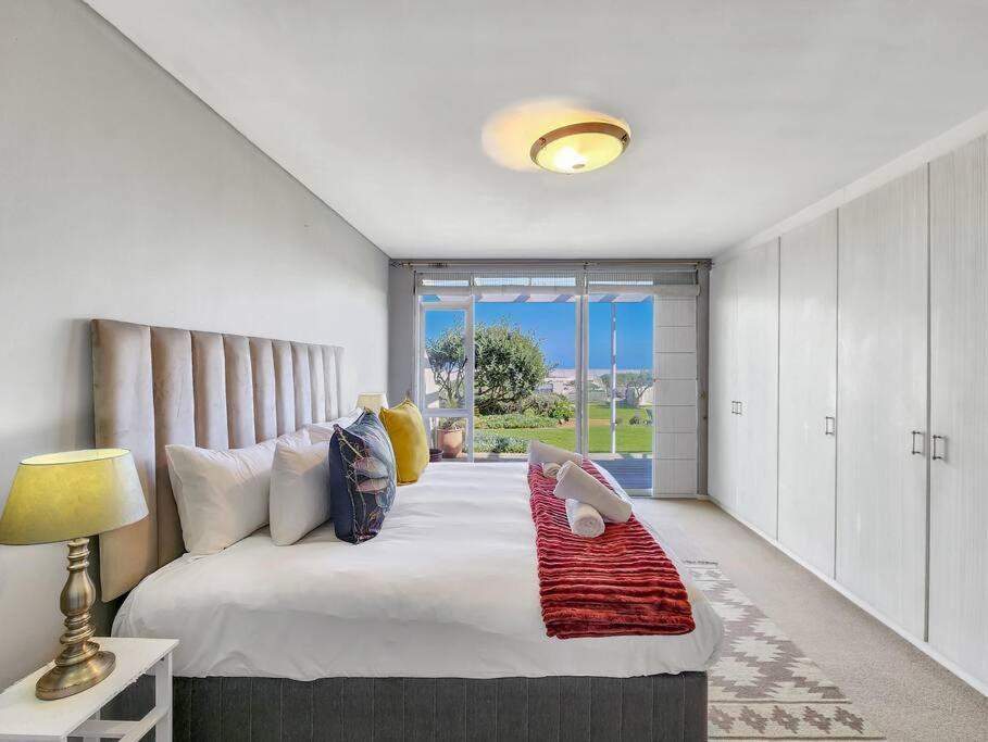 Beachfront Getaway In Dolphin Cidade Do Cabo