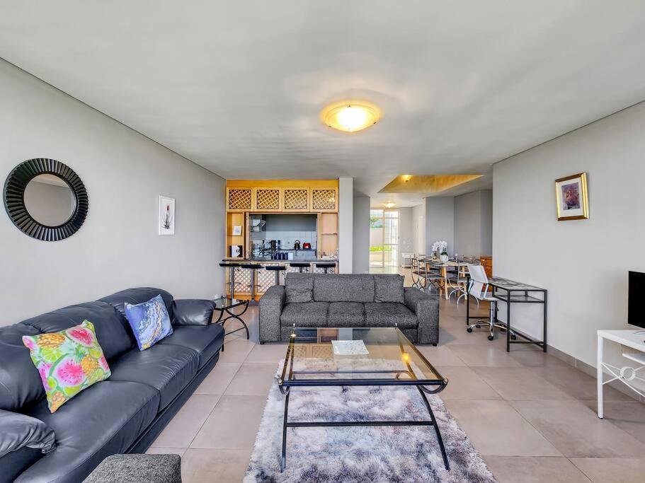 Beachfront Getaway In Dolphin Apartamento Cidade Do Cabo