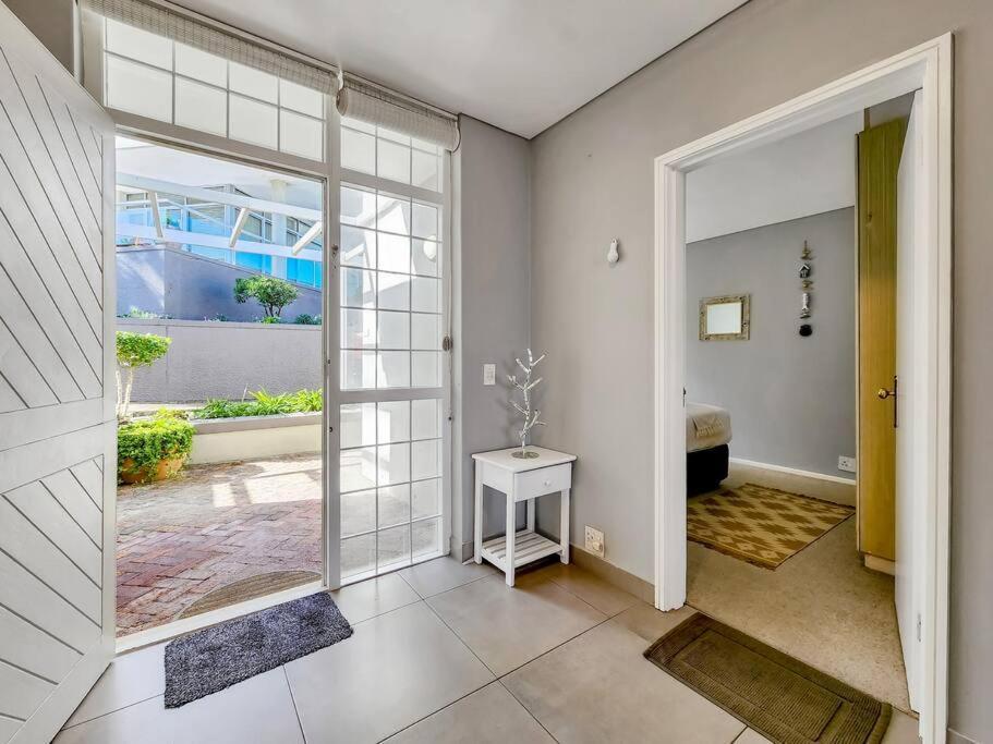 Beachfront Getaway In Dolphin Apartamento *