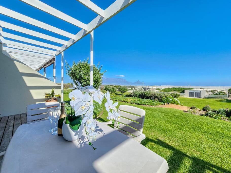 Beachfront Getaway In Dolphin Apartamento