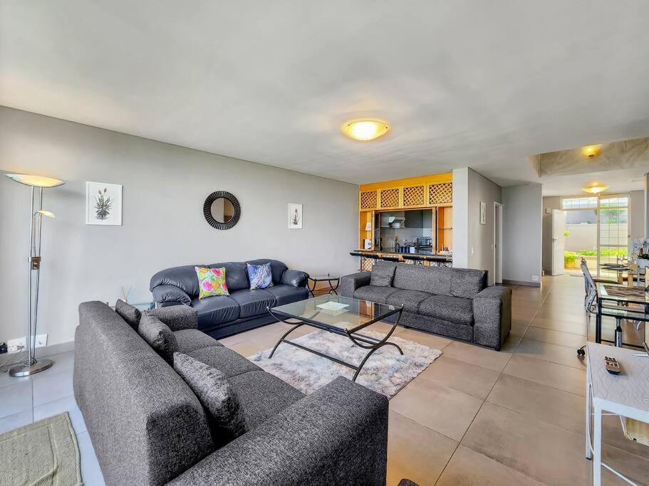 Beachfront Getaway In Dolphin Apartment