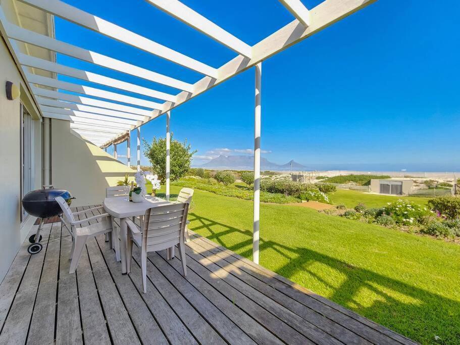 Beachfront Getaway In Dolphin Apartment *