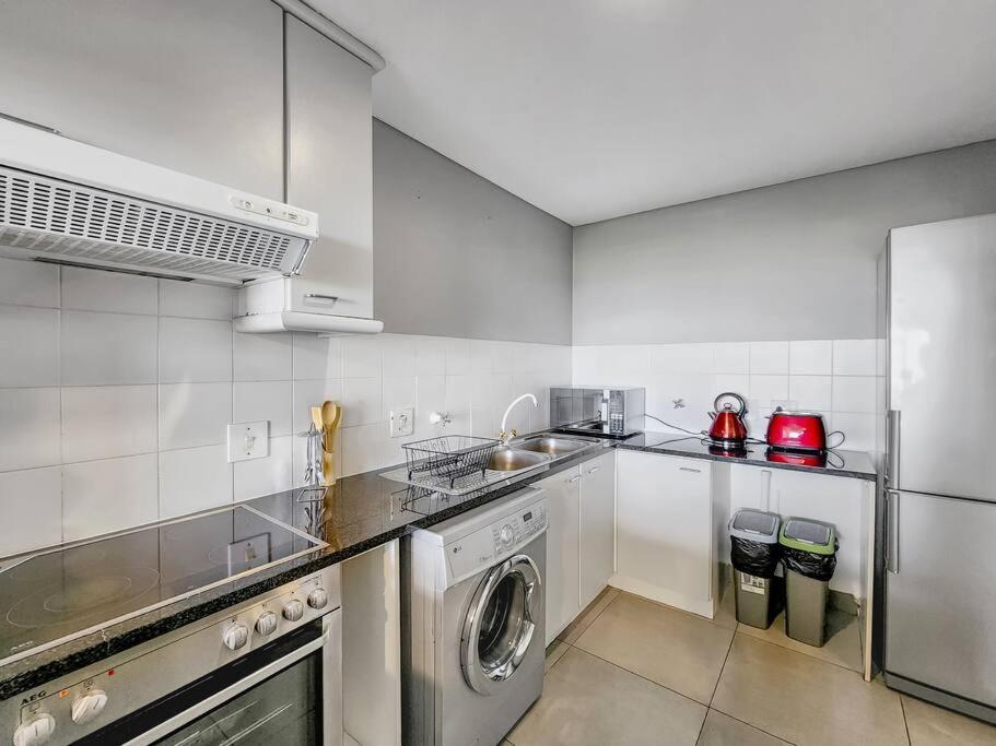 Beachfront Getaway In Dolphin Apartment Kapstadt